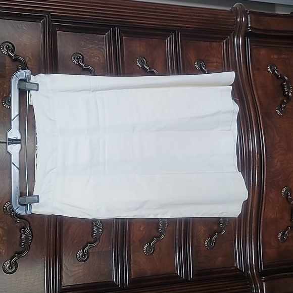 Worthington womens skirt, stretch, size 16, w/ side zipper, front pleats - Picture 1 of 1